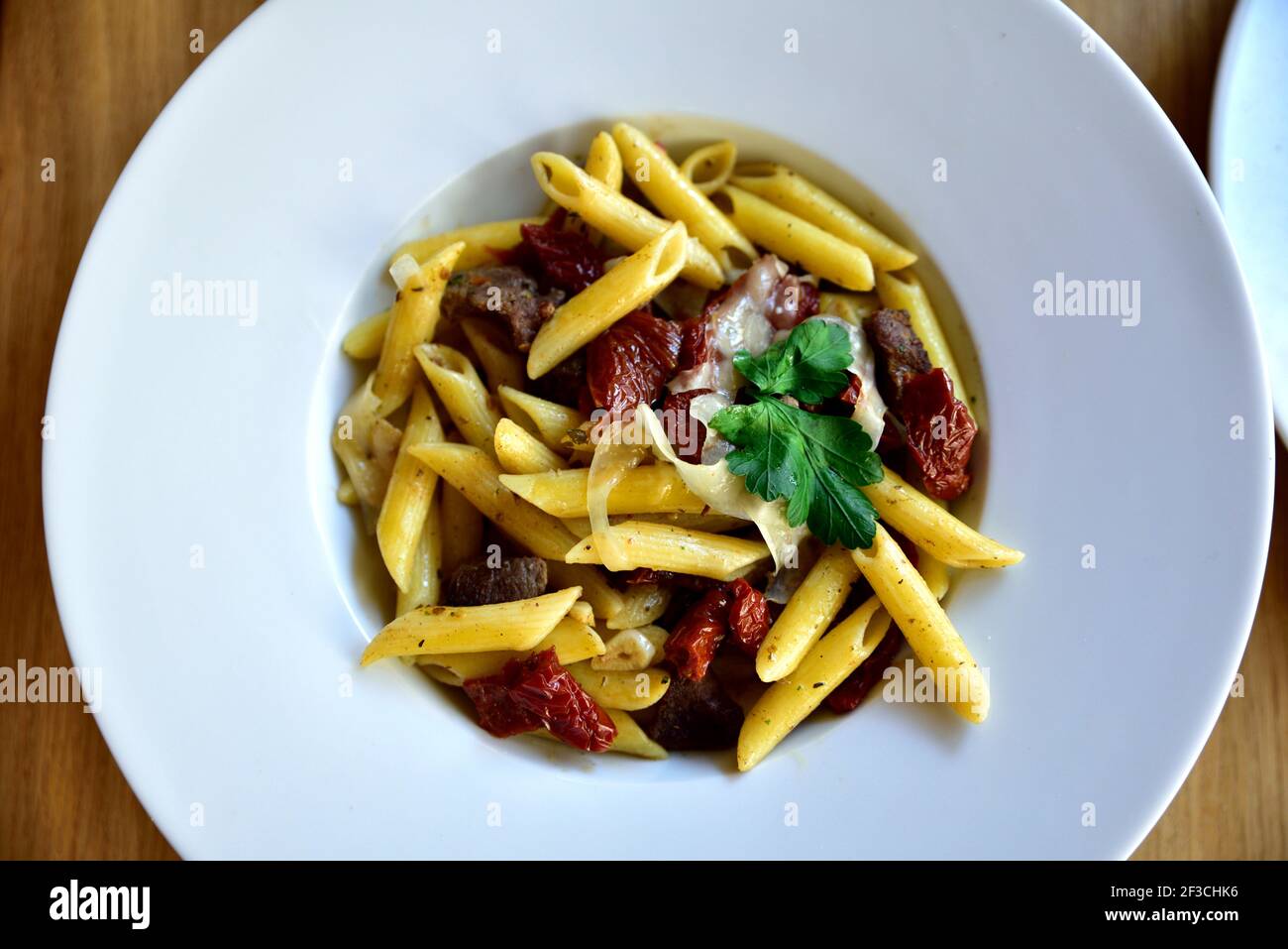 Cibo da ristorante con ingredienti freschi - pasta con pomodori secchi e parmigiano Foto Stock
