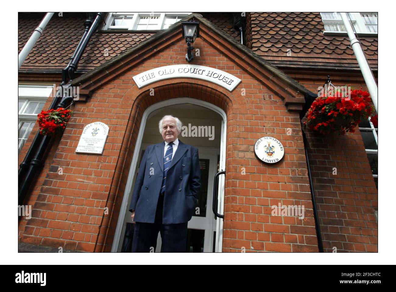 Sir Ray Tindle, proprietario del Tindle Newspaper Group at La sede del gruppo nel vecchio tribunale di Farnham.pic David Sandison 11/8/2005 Foto Stock