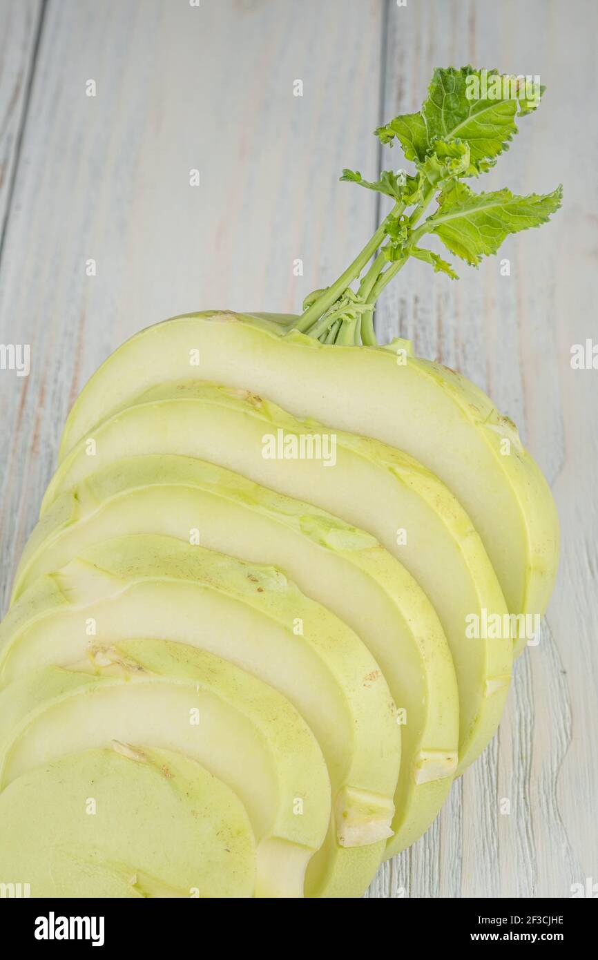 Fresco sano kohlrabi affettato su sfondo di legno Foto Stock
