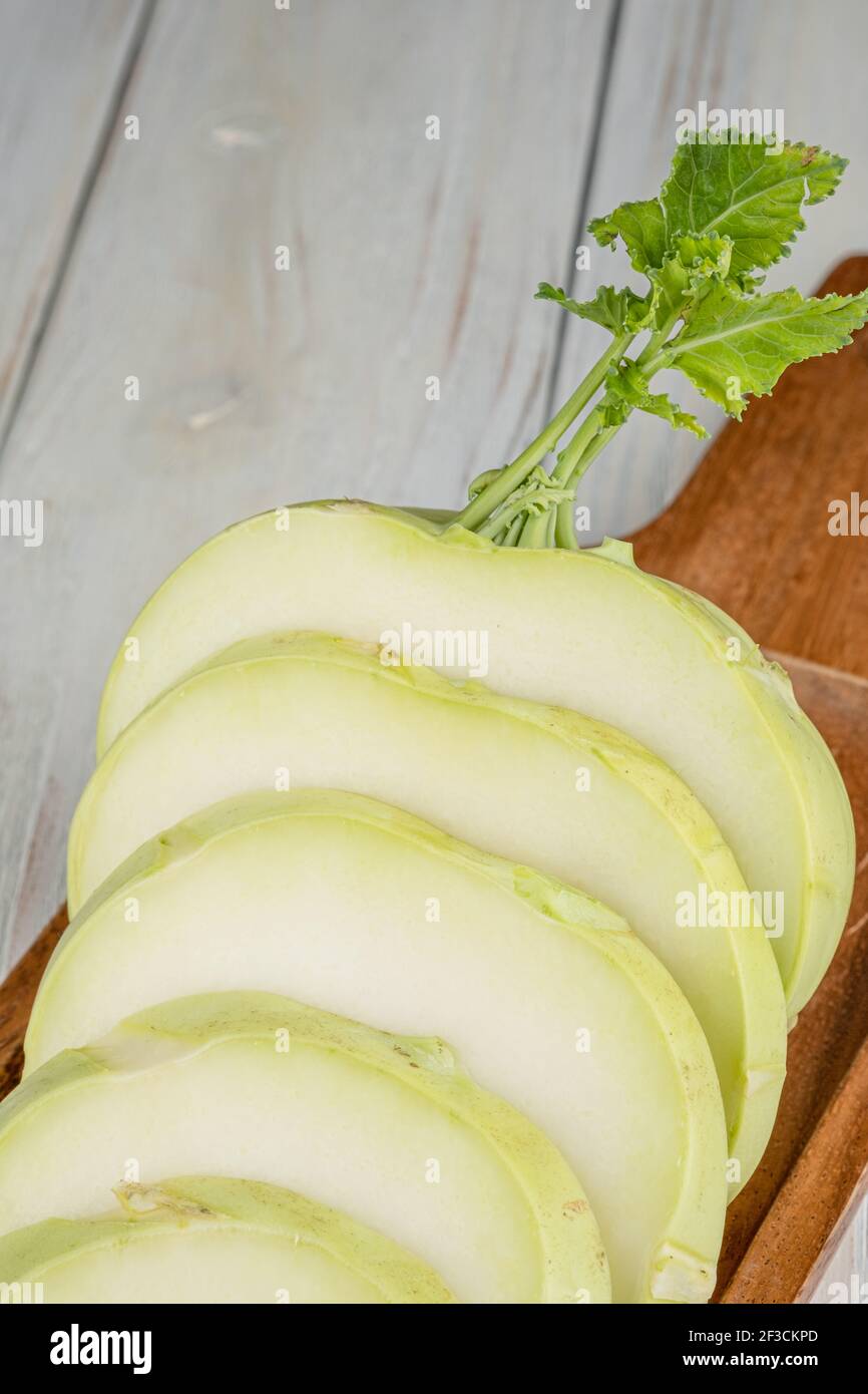 Fresco sano kohlrabi affettato su sfondo di legno Foto Stock