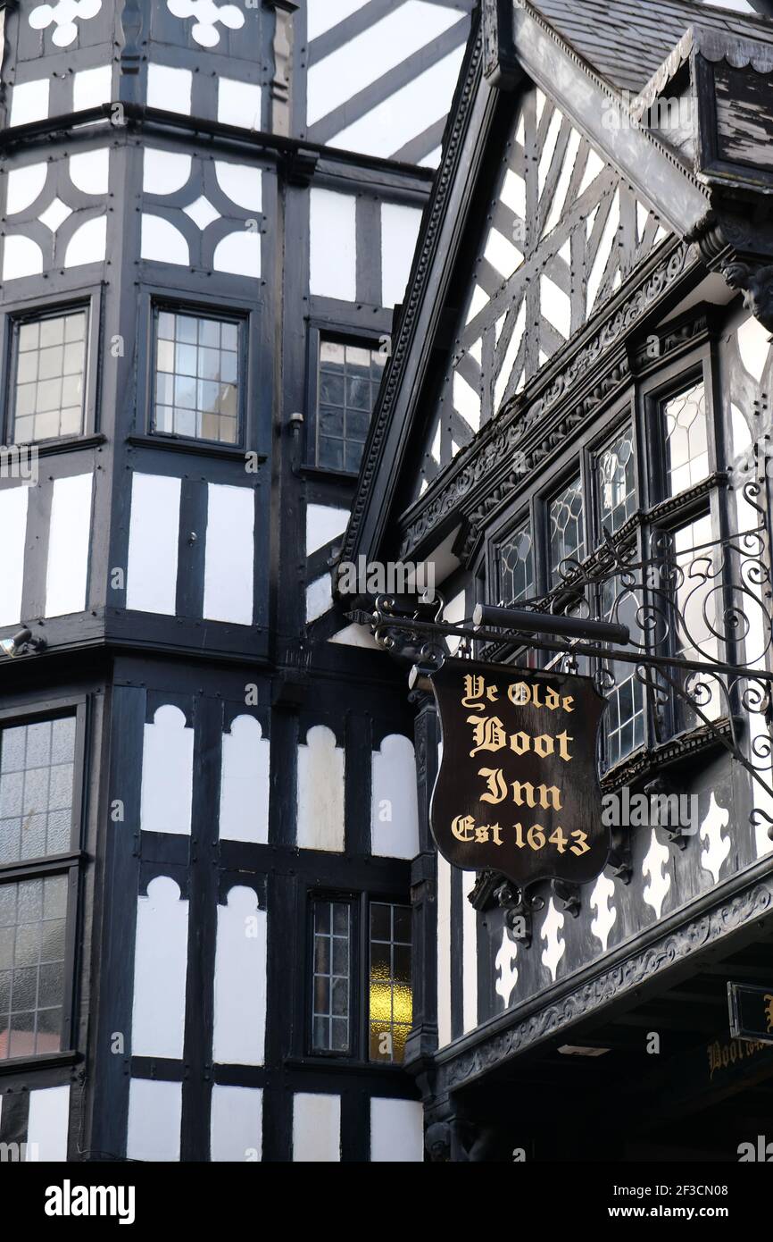 CHESTER, REGNO UNITO - 23 ottobre 2020: Il cartello all'esterno dell'Olde Boot Inn, un imponente edificio del XVII secolo in "file" a Chester, Regno Unito. Foto Stock