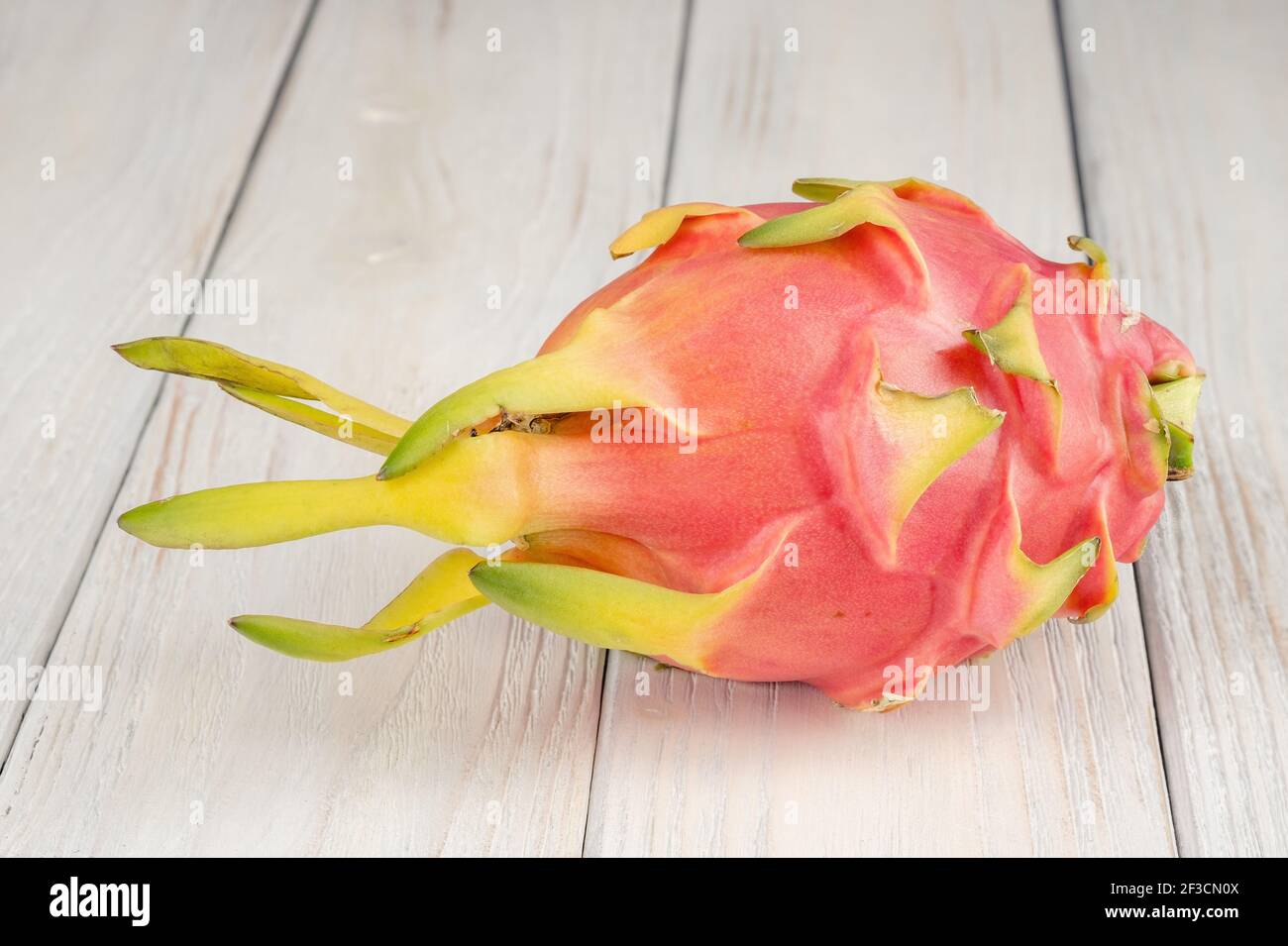 Frutta fresca di drago rosa, pitaya su sfondo bianco Foto Stock