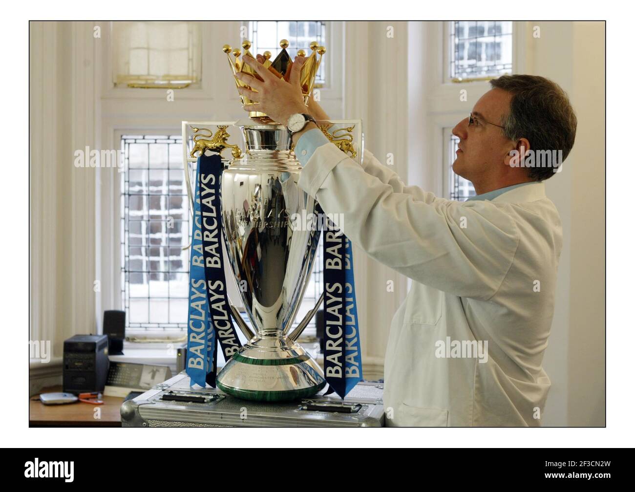 La Coppa di premiership in corso di incisione per l'anno 2005, ad Aspreys sul vecchio Bond st da Philip sale.pic David Sandison 4/5/2005 Foto Stock
