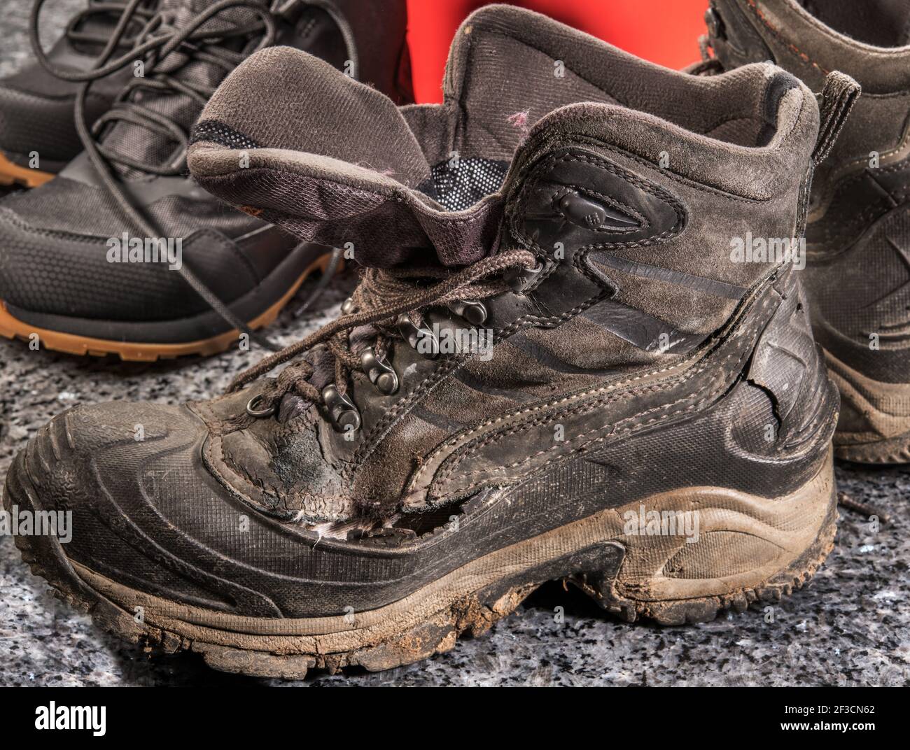 questa vecchia scarpa da trekking martoriata ha già sperimentato molto Foto Stock