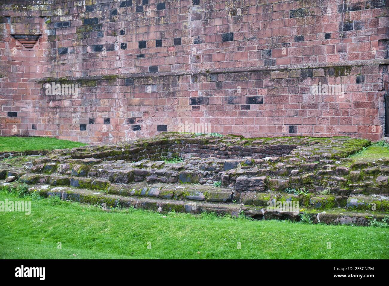 CHESTER, REGNO UNITO - 25 ottobre 2020: Fondazioni dell'angolo sud-est della fortezza romana muro e torre interna, costruita tra il 74 e 9 d.C. Foto Stock