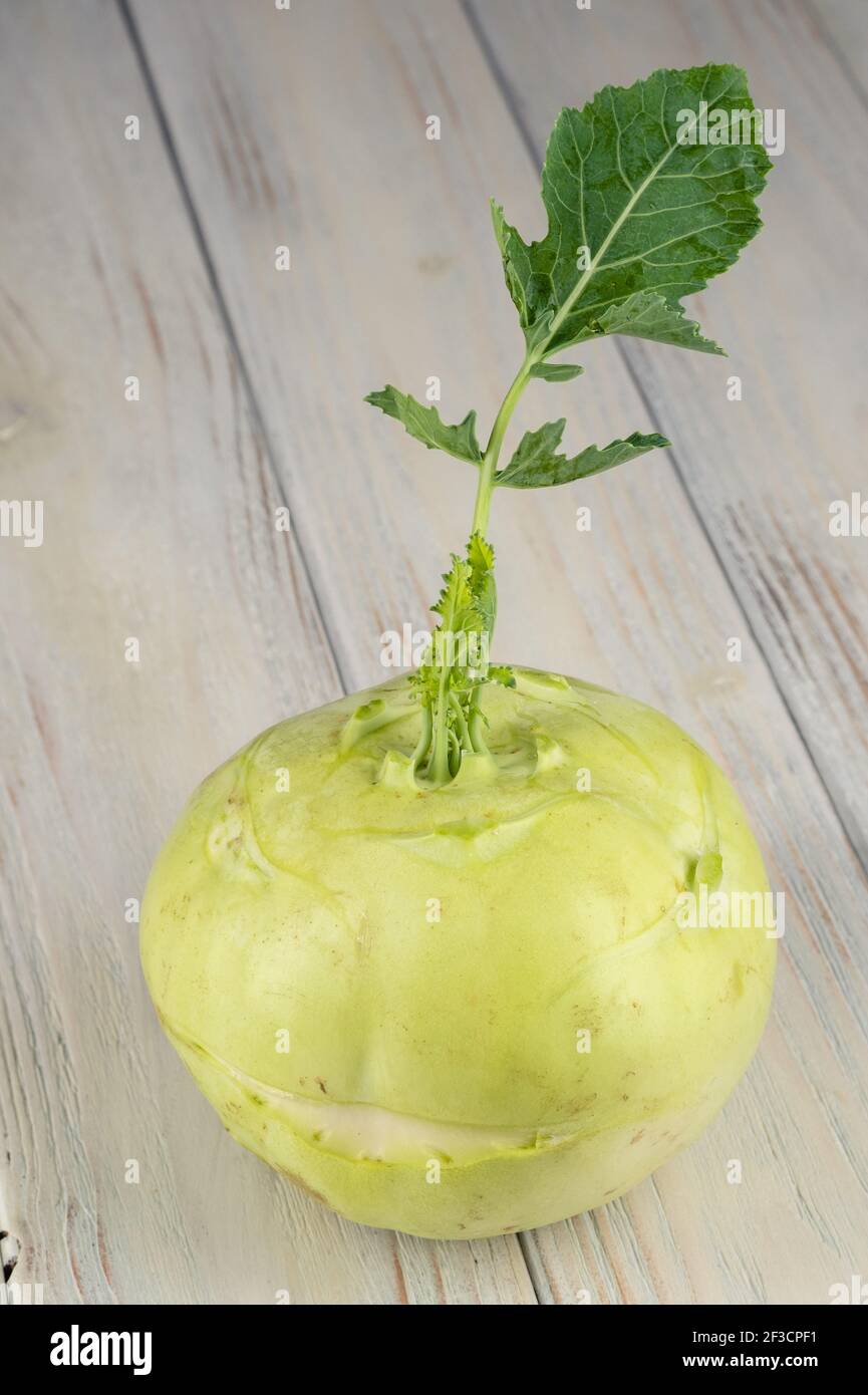Fresco sano kohlrabi affettato su sfondo di legno Foto Stock
