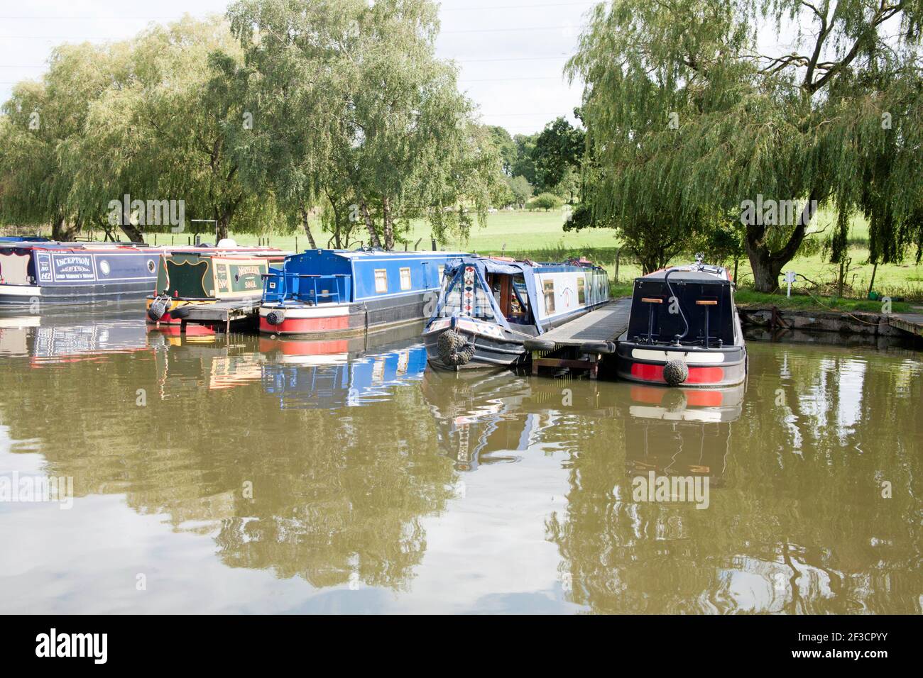 Barche strette ormeggiate a Victoria Pit Moorings di fronte Lord Vernon's. Wharf a Nelson Pit sul Macclesfield Canal superiore Poynton Cheshire Inghilterra Foto Stock