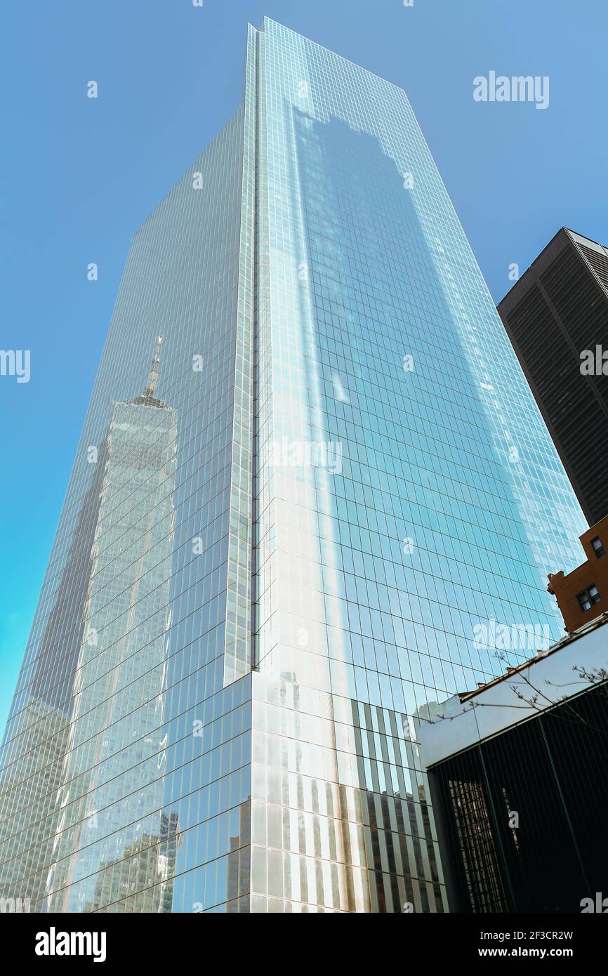 NEW YORK, STATI UNITI - 29 dicembre 2020: Riflessione del centro commerciale mondiale in una giornata di sole Foto Stock