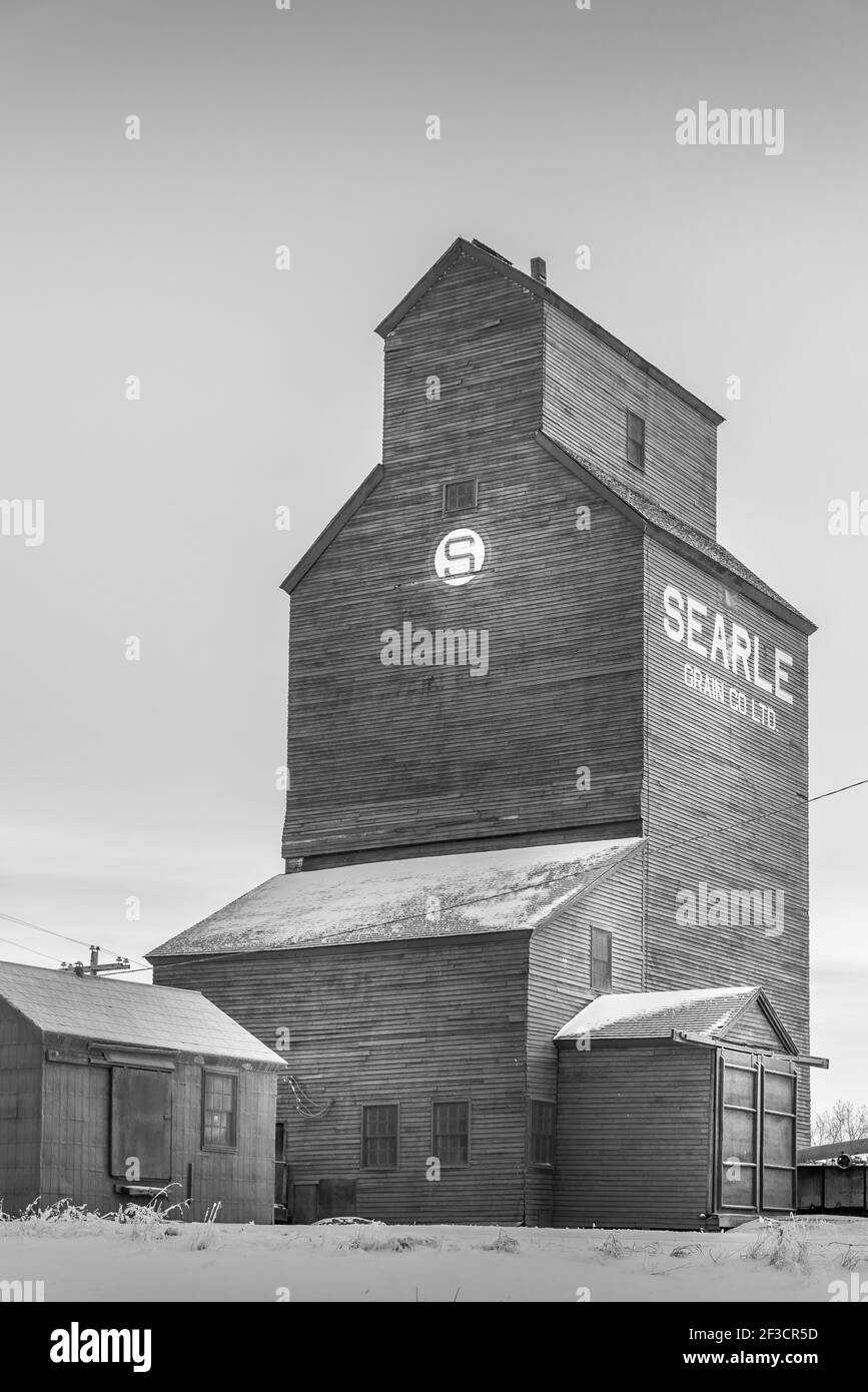 Rowley, Alberta - 31 gennaio 2021: Vecchio elevatore di grano abbandonato nella città fantasma di Rowley, Alberta. Foto Stock