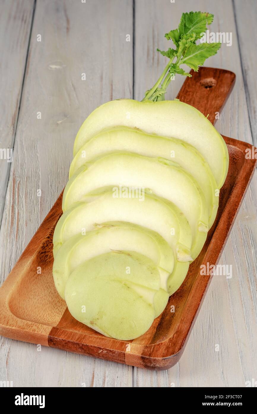 Fresco sano kohlrabi affettato su sfondo di legno Foto Stock