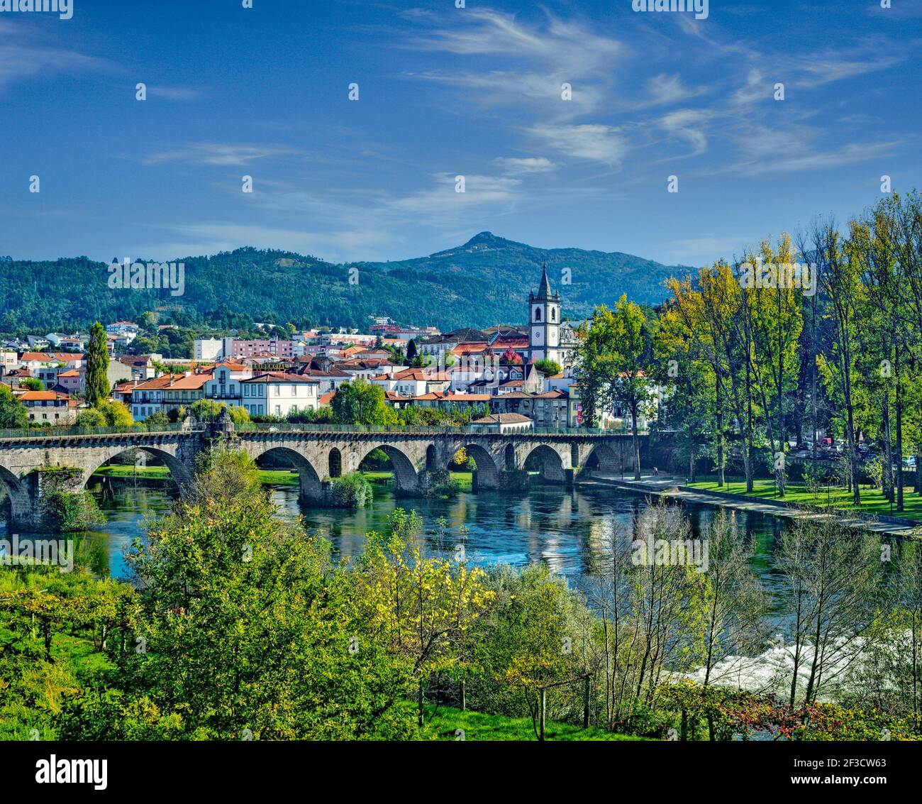 Portogallo, il Minho, Ponte da Barca, sul fiume Vez Foto Stock