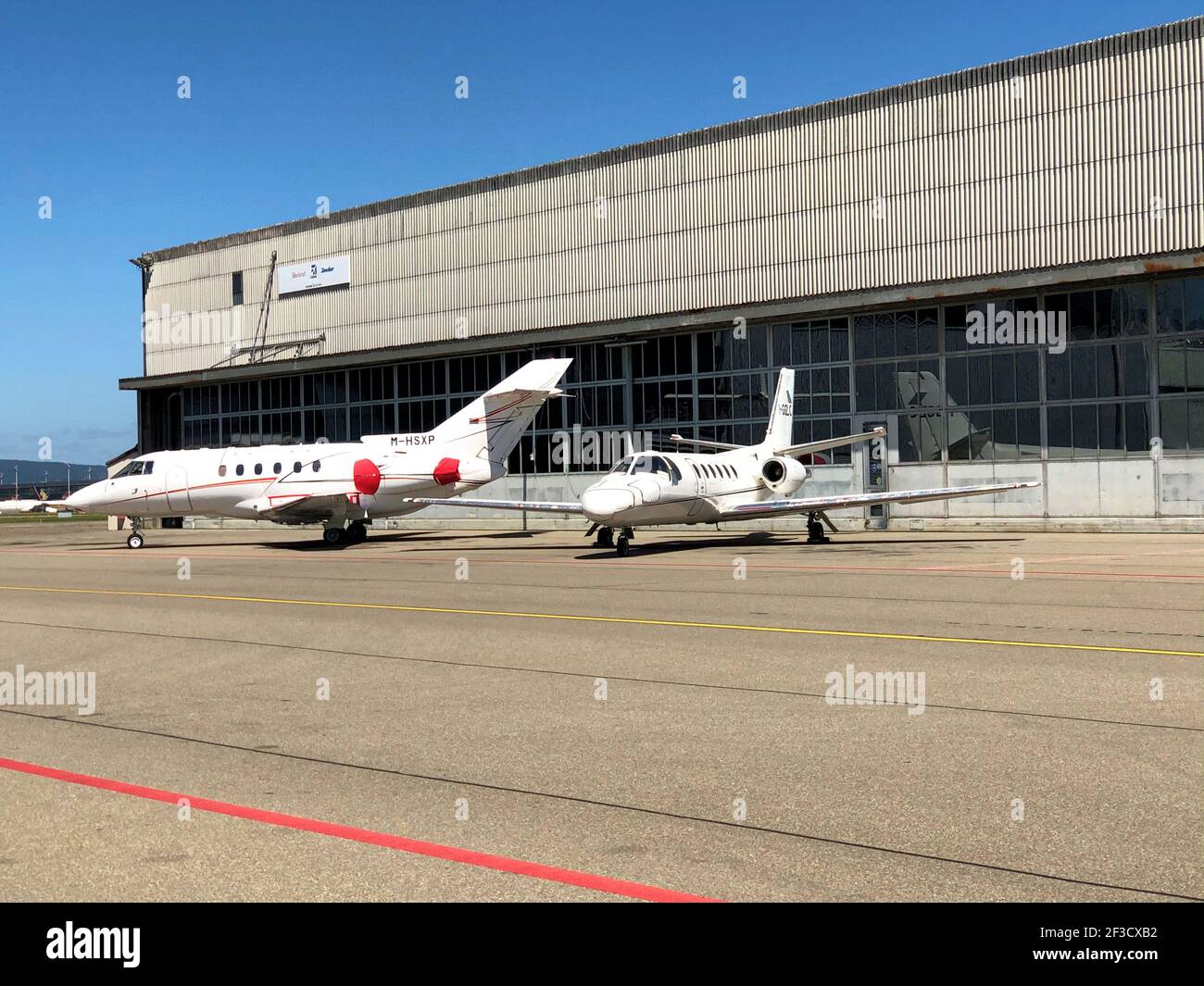 Hawker Beechcraft 800 XP e Cessna 550 Citation II Parcheggio sul grembiule presso l'aeroporto internazionale di Zurigo In Svizzera 7.7.2020 Foto Stock