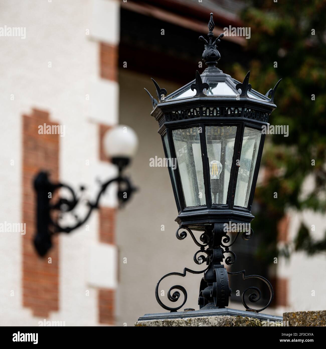 Grande vecchia lanterna nera di fronte ad una vecchia casa, giorno nuvoloso  in inverno Foto stock - Alamy