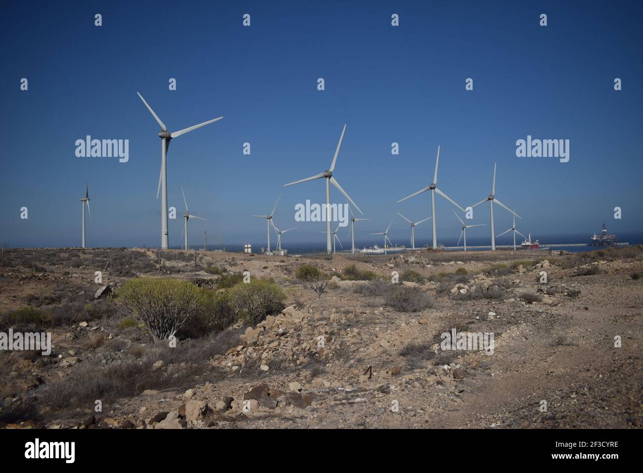 Turbine eoliche sull'isola Foto Stock