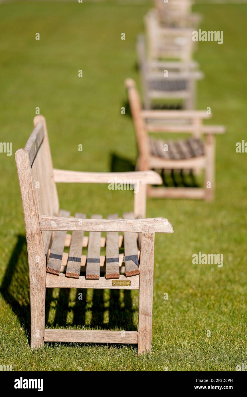 Panchine vuote sul prato durante il primo giorno del Cheltenham Festival presso l'ippodromo di Cheltenham. Data immagine: Martedì 16 marzo 2021. Foto Stock