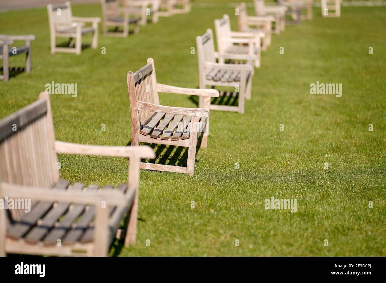 Panchine vuote sul prato durante il primo giorno del Cheltenham Festival presso l'ippodromo di Cheltenham. Data immagine: Martedì 16 marzo 2021. Foto Stock