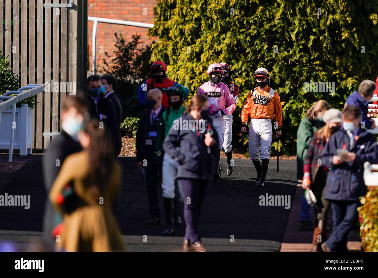 I jockey si recheranno all'anello della sfilata durante il giorno uno del Cheltenham Festival all'ippodromo di Cheltenham. Data immagine: Martedì 16 marzo 2021. Foto Stock