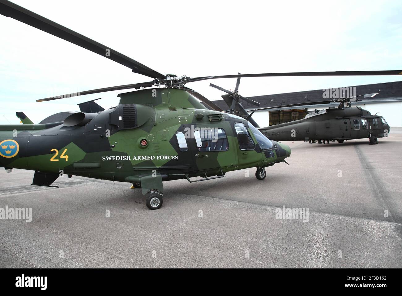 HKP 15 e un HKP16 UH60-M Blackhawk, elicotteri nell'aeronautica svedese, presso l'hangar all'aeroporto di Malmen. Foto Stock