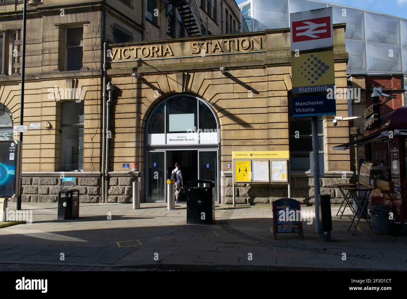 Ingresso alla stazione ferroviaria di Manchester Victoria con ingresso passeggeri e cartello per Intercity e Metrolink, Greater Manchester, UK Foto Stock