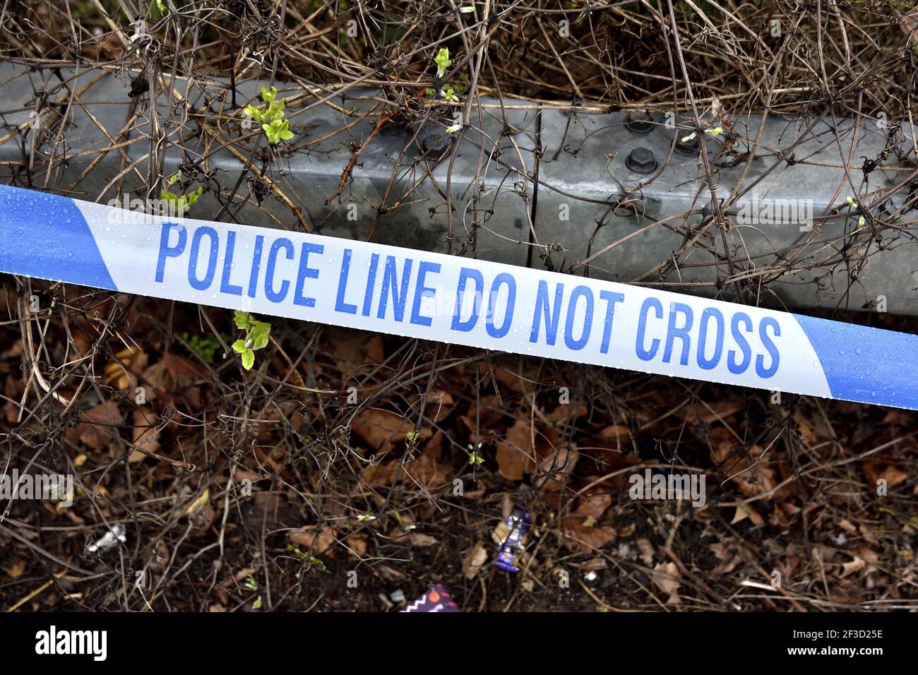 Nastro "Police Line Do Not Cross" in una scena criminale (Maidstone, Kent, UK) Foto Stock