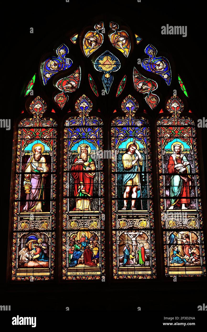 Saintes (Francia centro-occidentale): Vista interna della Cattedrale di San Pietro con una vetrata risalente al 19 ° secolo nella Cappella di Foto Stock