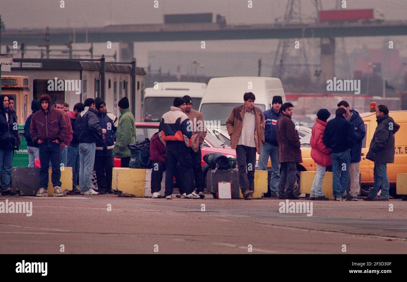 Immigrati clandestini alle porte di Cobelfret in Purfleet Dic 2000 in Essex Foto Stock