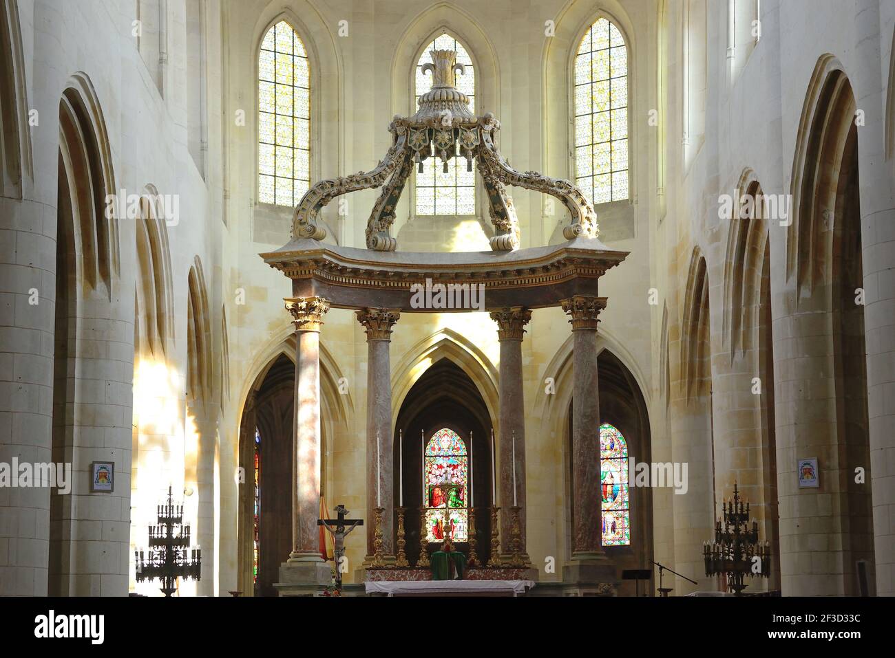 Saintes (Francia centro-occidentale): Vista interna della Cattedrale di San Pietro con il coro e l'altare a baldacchino Foto Stock