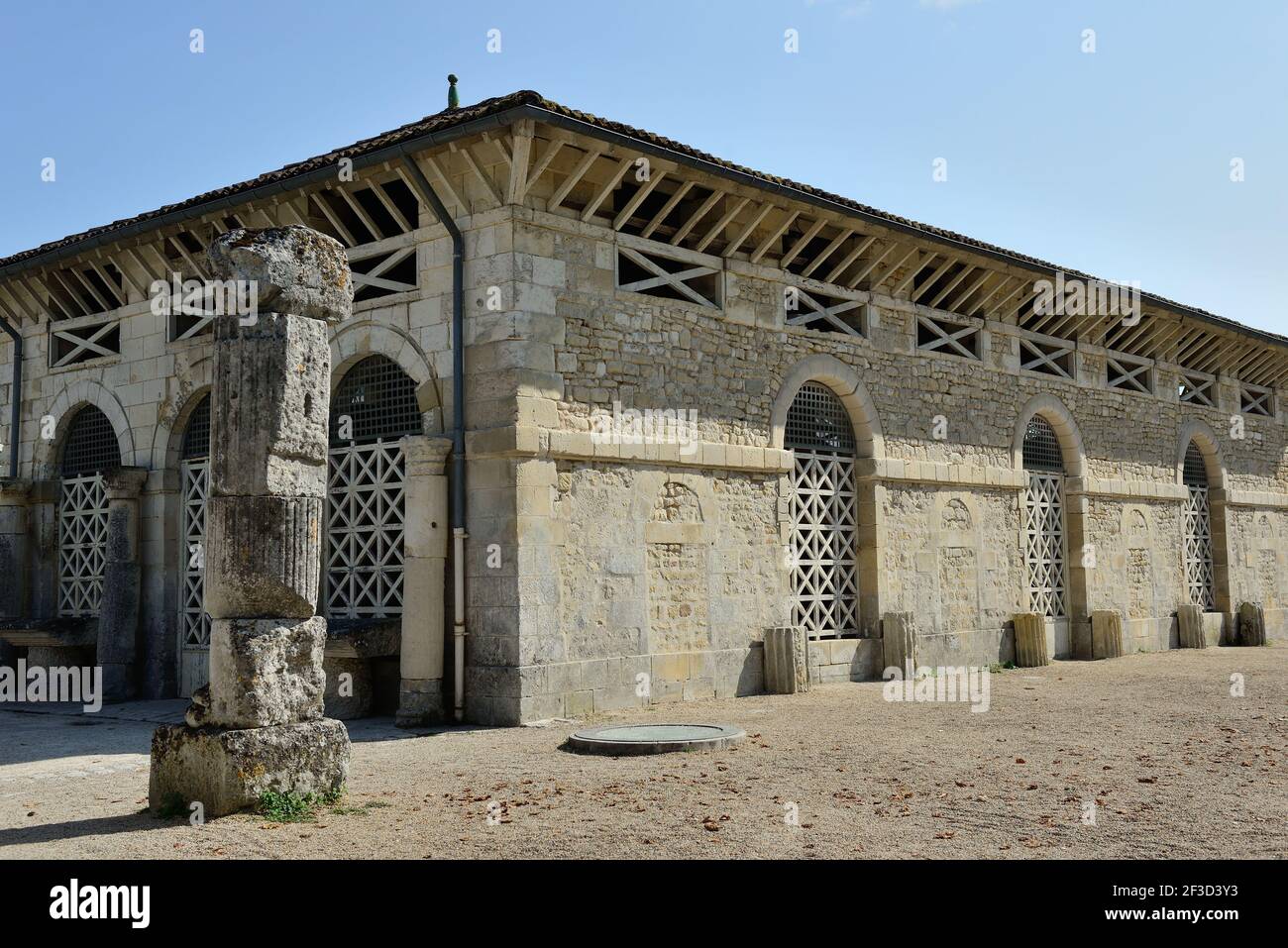 Saintes (Francia centro-occidentale): Edificio romano del vicino all'Arco di Germanico, vestigia dell'antichità romana, in piazza "Esplanade Andre Malraux". Foto Stock