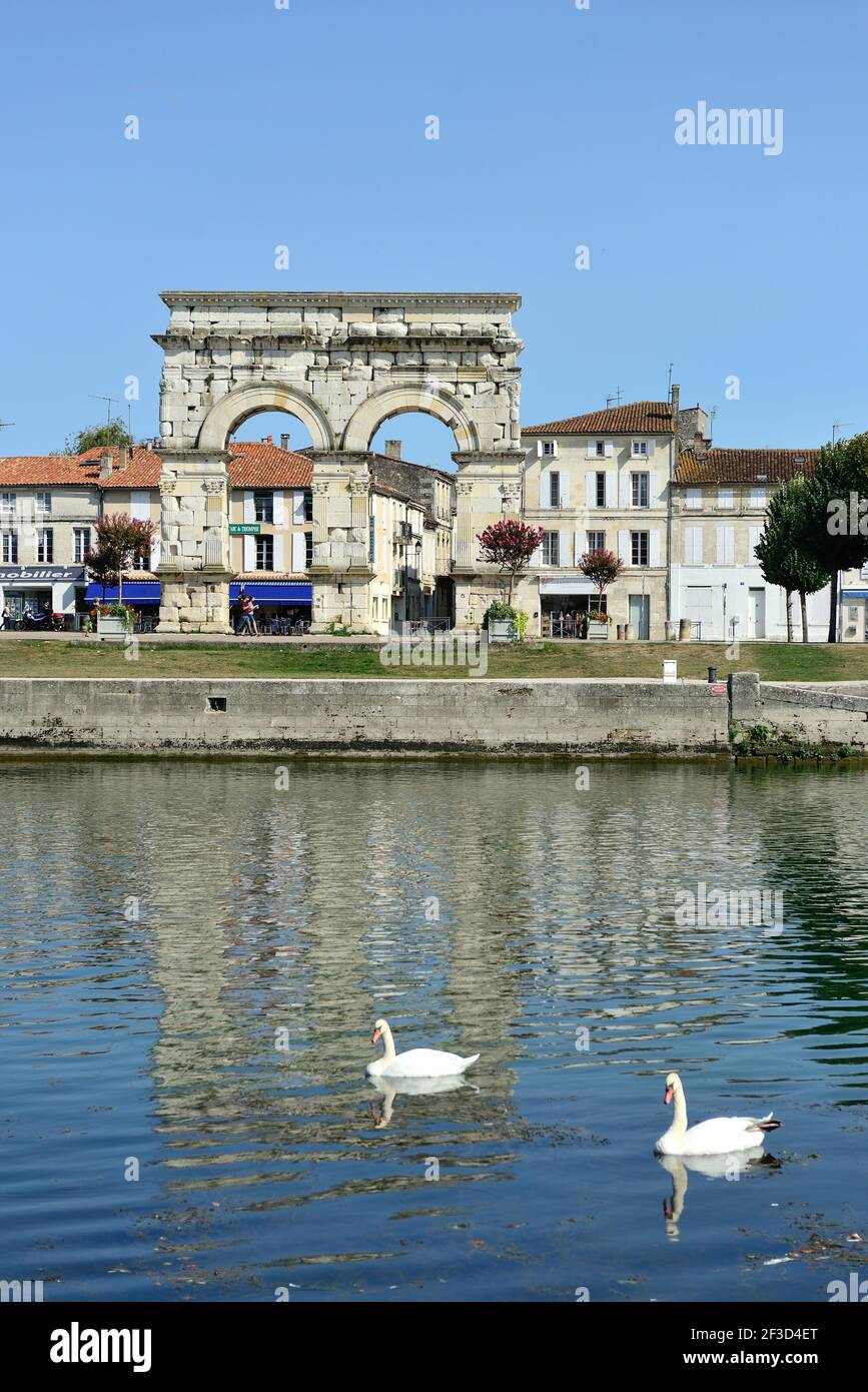 Saintes (Francia centro-occidentale): L'Arco di Germanico, vestigia dell'antichità romana, è stato costruito sulla riva destra del fiume Charente, in Esplanade Foto Stock