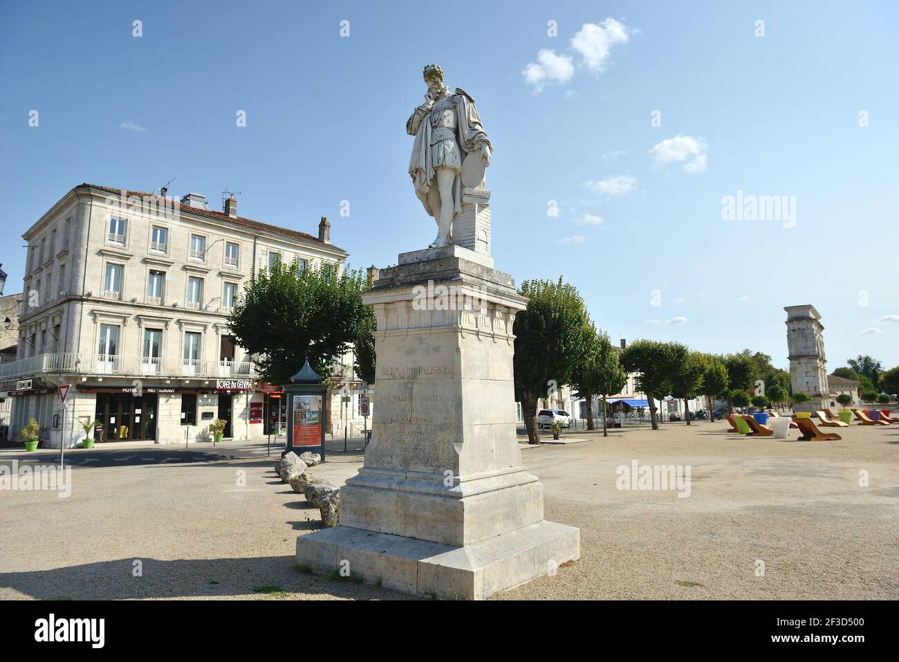 Saintes (Francia centro-occidentale): Statua di Bernard Palissy in piazza Esplanade Andre Malraux. Bernard Palissy era un vasaio di Huguenot francese, idraul Foto Stock