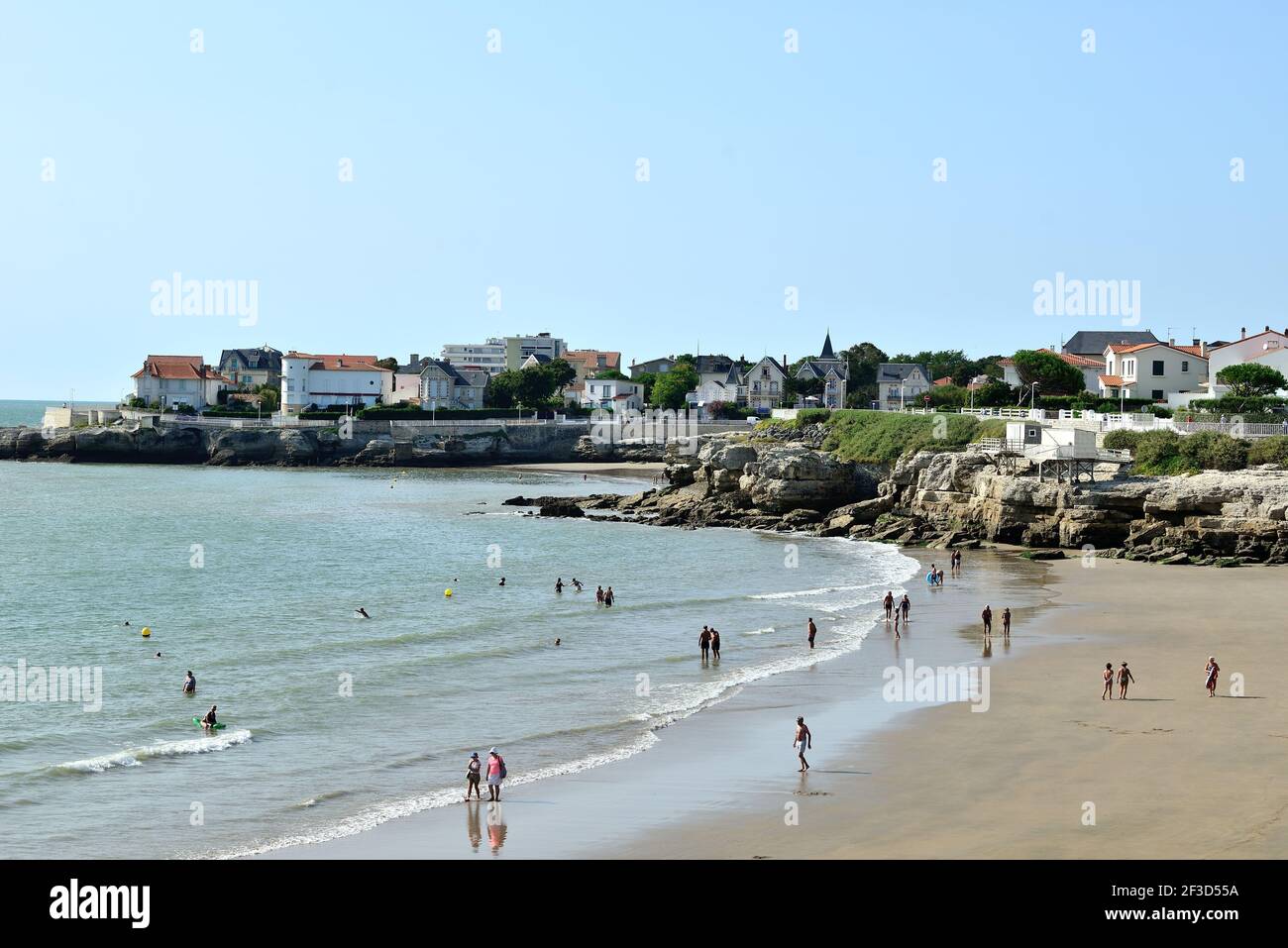 Royan (Francia centro-occidentale): Panoramica della spiaggia di Pontaillac, edifici e palazzi lungo il lungomare Foto Stock