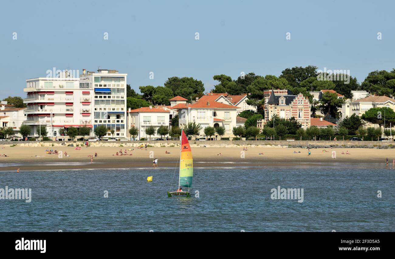 Royan (Francia centro-occidentale): Immobili, proprietà lungo il lungomare, spiaggia di Grande Conche, con belle ville di fronte al mare lungo la B Foto Stock