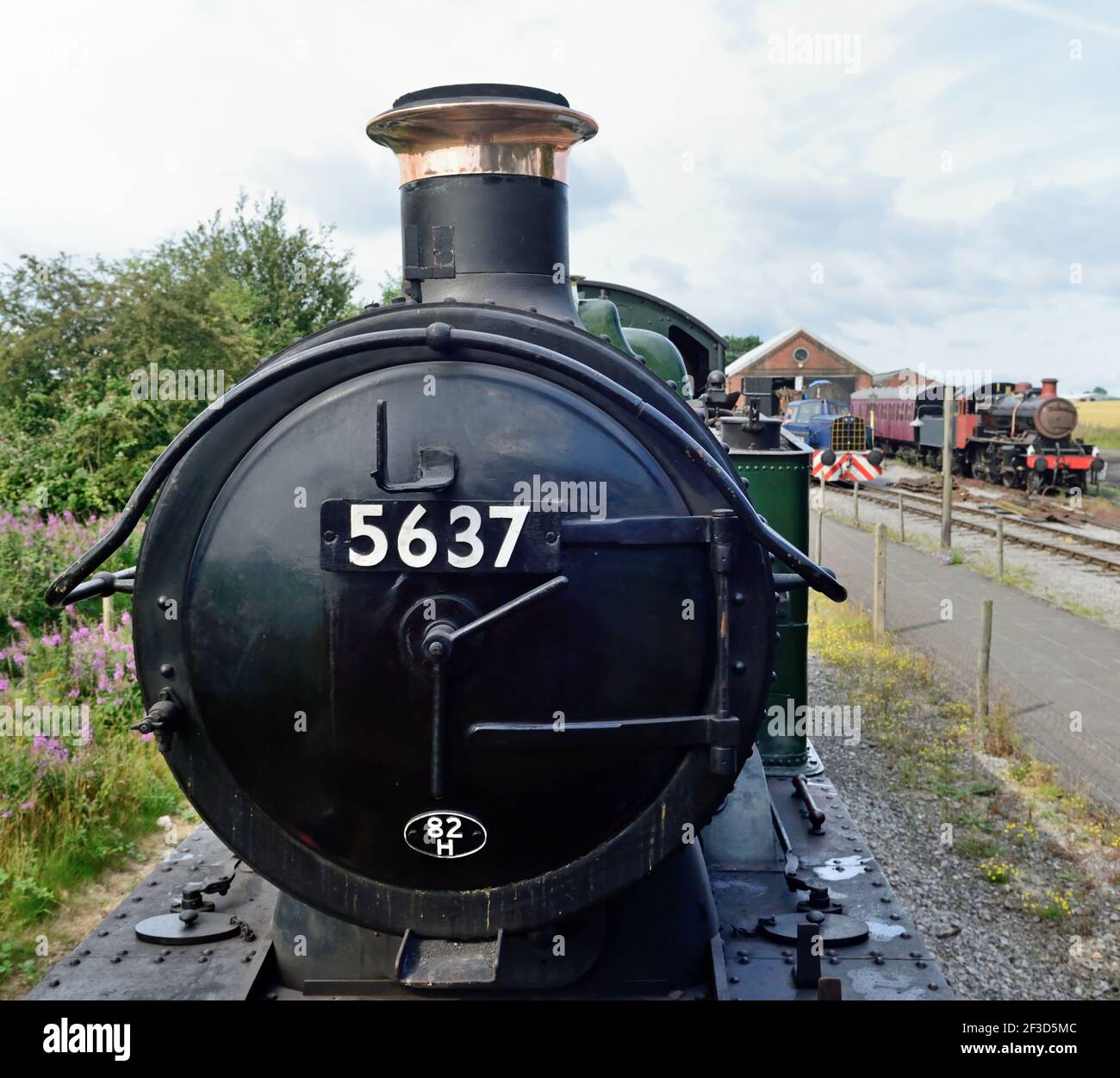 Vista del motore GWR 0-6-2 con serbatoio n. 5637 che trasporta un treno sulla ferrovia East Somerset. 27th luglio 2014. Foto Stock