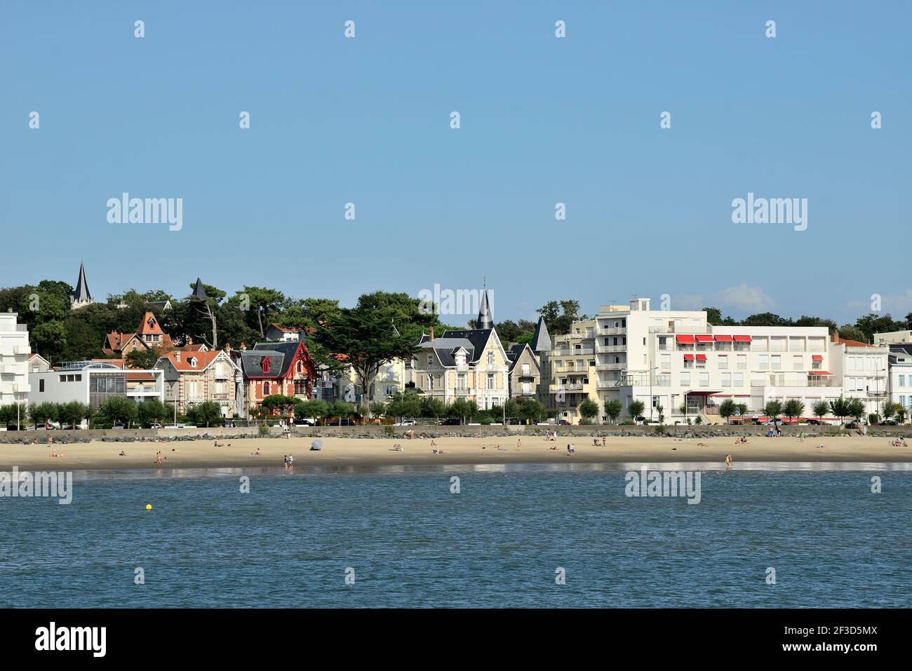 Royan (Francia centro-occidentale): Immobili, proprietà lungo il lungomare, Spiaggia di Grande Conche, con belle ville e ville di fronte al oc Foto Stock