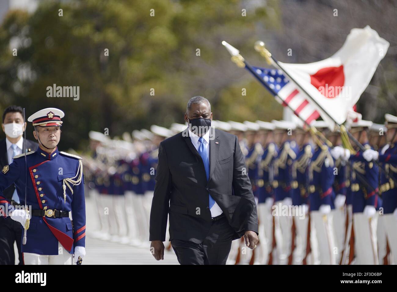 16 marzo 2021, Tokyo, Giappone: LLOYD AUSTIN, Segretario della Difesa degli Stati Uniti d'America, esamina una guardia d'onore prima dell'incontro bilaterale dei Ministri della Difesa USA-Giappone al Ministero della Difesa del Giappone a Tokyo, Giappone. Antony Blinken, Segretario di Stato degli Stati Uniti d'America e Lloyd Austin, Segretario della Difesa, Visita in Giappone dal 15 marzo al 17 marzo come loro primo viaggio d'oltremare subito dopo l'inaugurazione dell'amministrazione Biden per scambiare opinioni sul sempre più grave ambiente di sicurezza nella regione, e condurre consultazioni su questioni tra cui ulteriori c Foto Stock