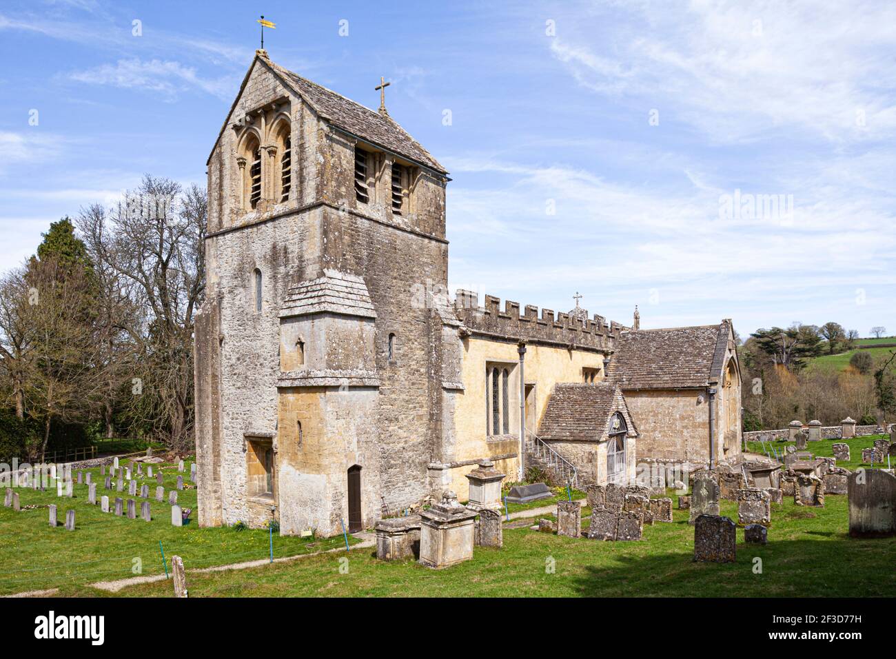 Chiesa di tutti i Santi nel villaggio di Cotswold a North Cerney, Gloucestershire UK Foto Stock