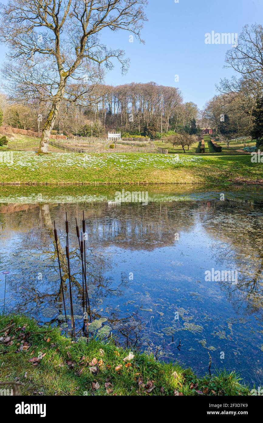 Nevicate in primavera sulle Cotswolds accanto al lago presso il Painswick Rococo Garden, Painswick, Gloucestershire UK Foto Stock