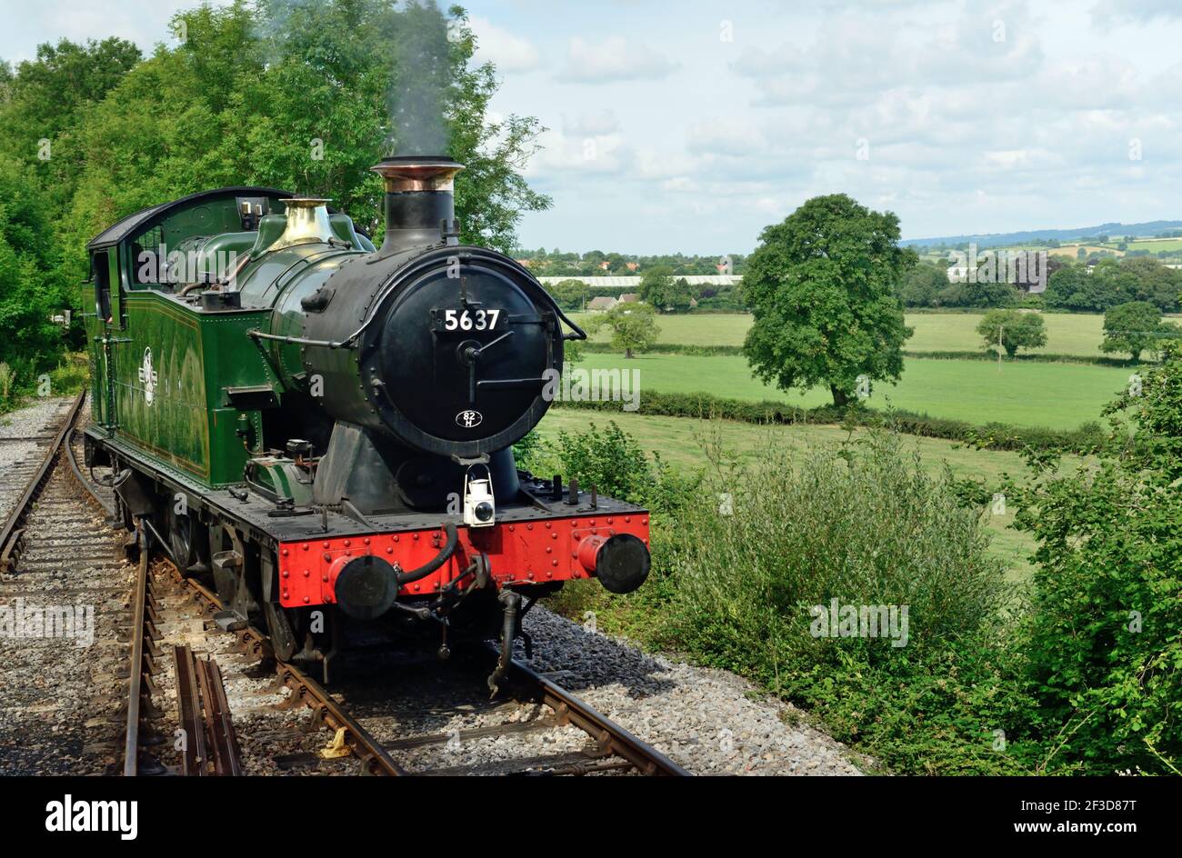 GWR 0-6-2 motore a serbatoio n. 5637 che gira intorno al suo treno sulla Ferrovia del Somerset Est. 27th luglio 2014. Foto Stock