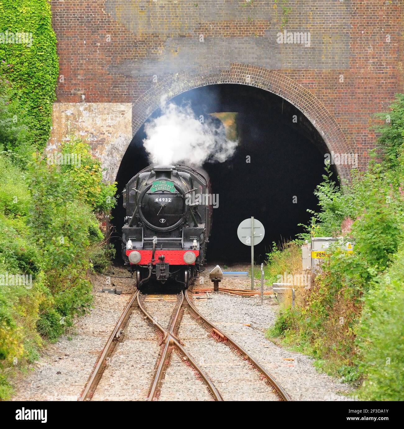 LMS Black Five No 44932 che esce dal tunnel di Kemble con la Cathedrals Express a Gloucester, rallentando per una fermata d'acqua programmata. 12.08.2010. Foto Stock LMS Black Five No 44932 che esce dal tunnel di Kemble con la Cathedrals Express a Gloucester, rallentando per una fermata d'acqua programmata. 12.08.2010. Foto Stock