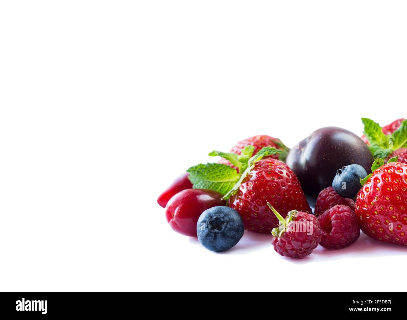 Frutta e bacche su sfondo bianco. Fragole mature, mirtilli, lamponi, frutti rossi e prugne. Mescolare la frutta su bianco. Mescolare le bacche con la copia Foto Stock