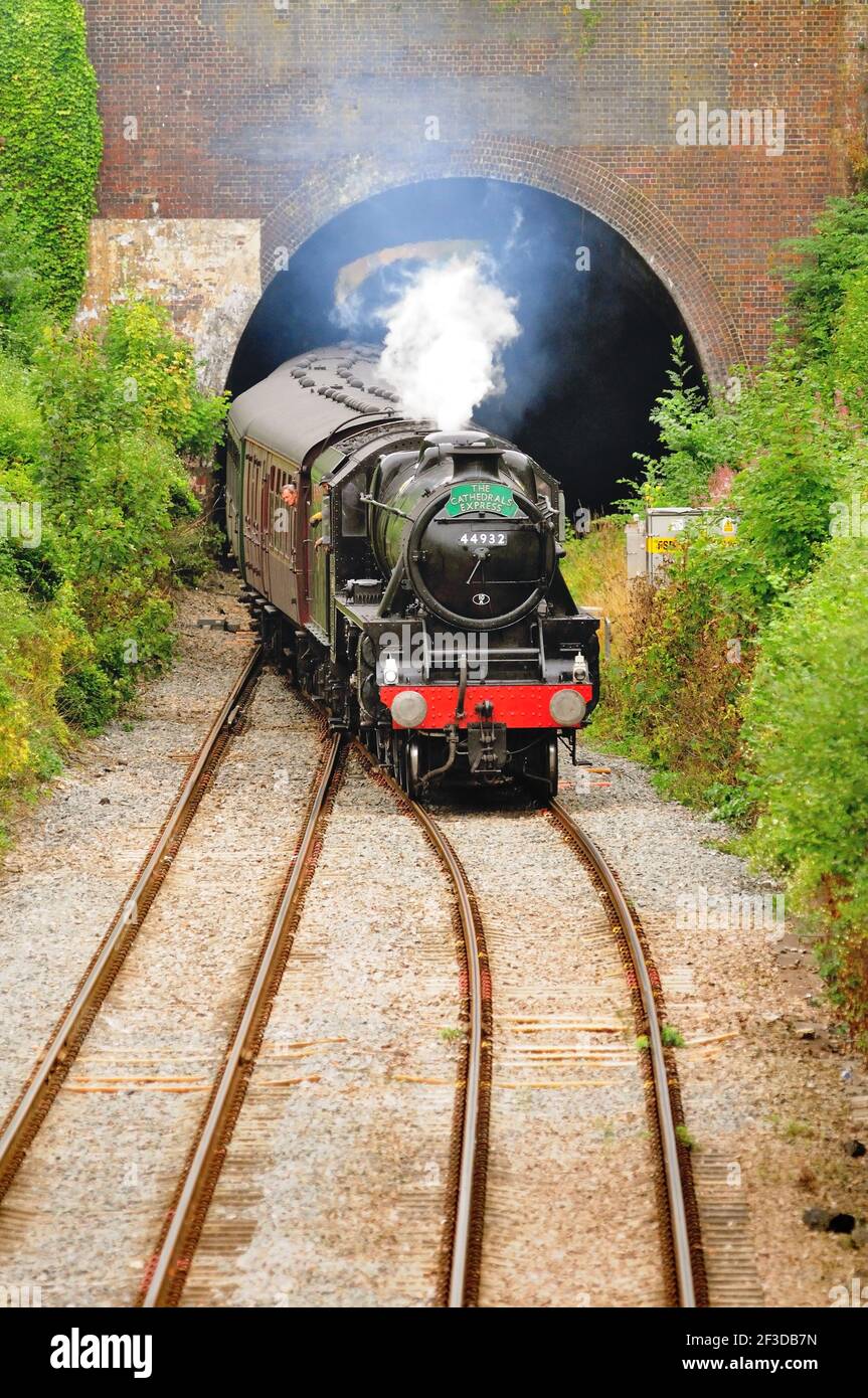 LMS Black Five No 44932 che esce dal tunnel di Kemble con la Cathedrals Express a Gloucester, rallentando per una fermata d'acqua programmata. 12.08.2010. Foto Stock LMS Black Five No 44932 che esce dal tunnel di Kemble con la Cathedrals Express a Gloucester, rallentando per una fermata d'acqua programmata. 12.08.2010. Foto Stock
