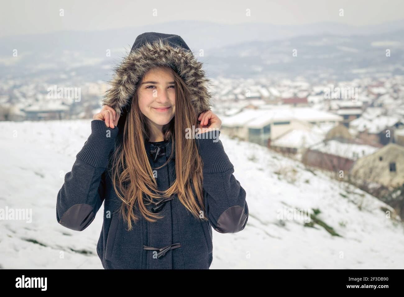 Foto all'aperto di una giovane ragazza in una giacca invernale in pelliccia. Spazio di copia Foto Stock