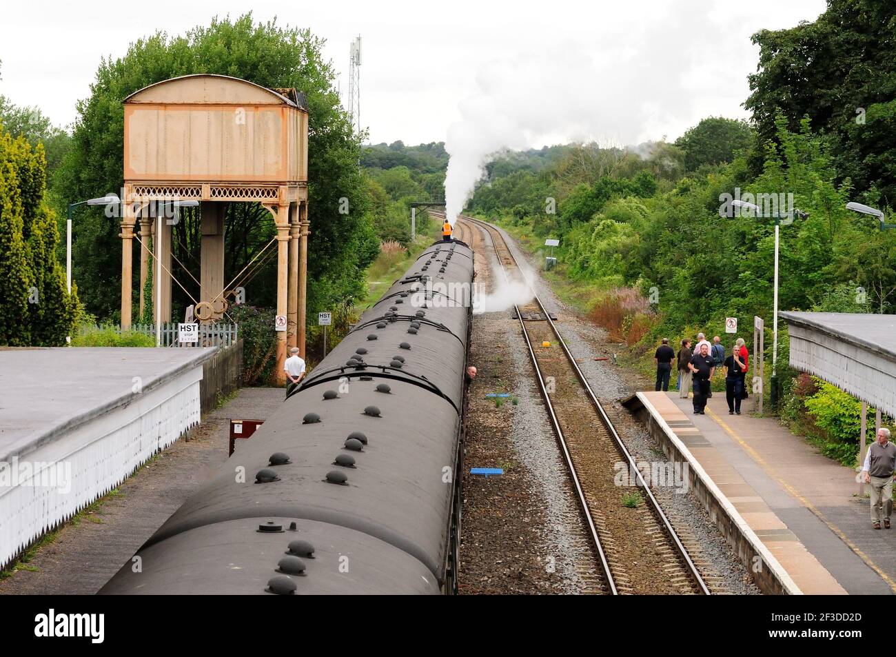 Con le valvole di sicurezza che si sollevano, LMS Black Five No 44932 si ferma per una fermata d'acqua a Kemble mentre trasporta la Cathedrals Express a Gloucester, 12.08.2010. Foto Stock Con le valvole di sicurezza che si sollevano, LMS Black Five No 44932 si ferma per una fermata d'acqua a Kemble mentre trasporta la Cathedrals Express a Gloucester, 12.08.2010. Foto Stock