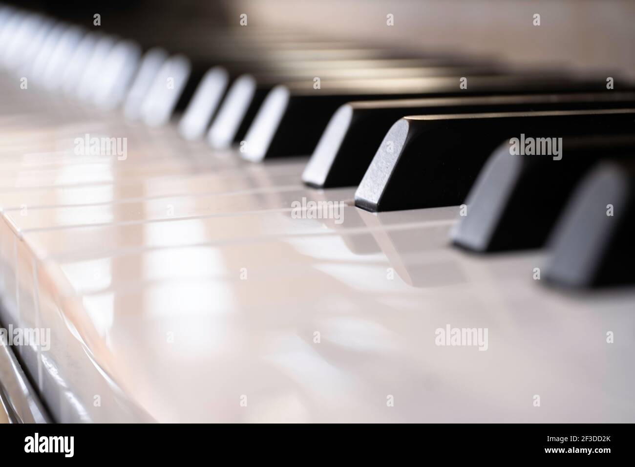 Primo piano della tastiera di un pianoforte con lucido tasti bianchi e neri Foto Stock