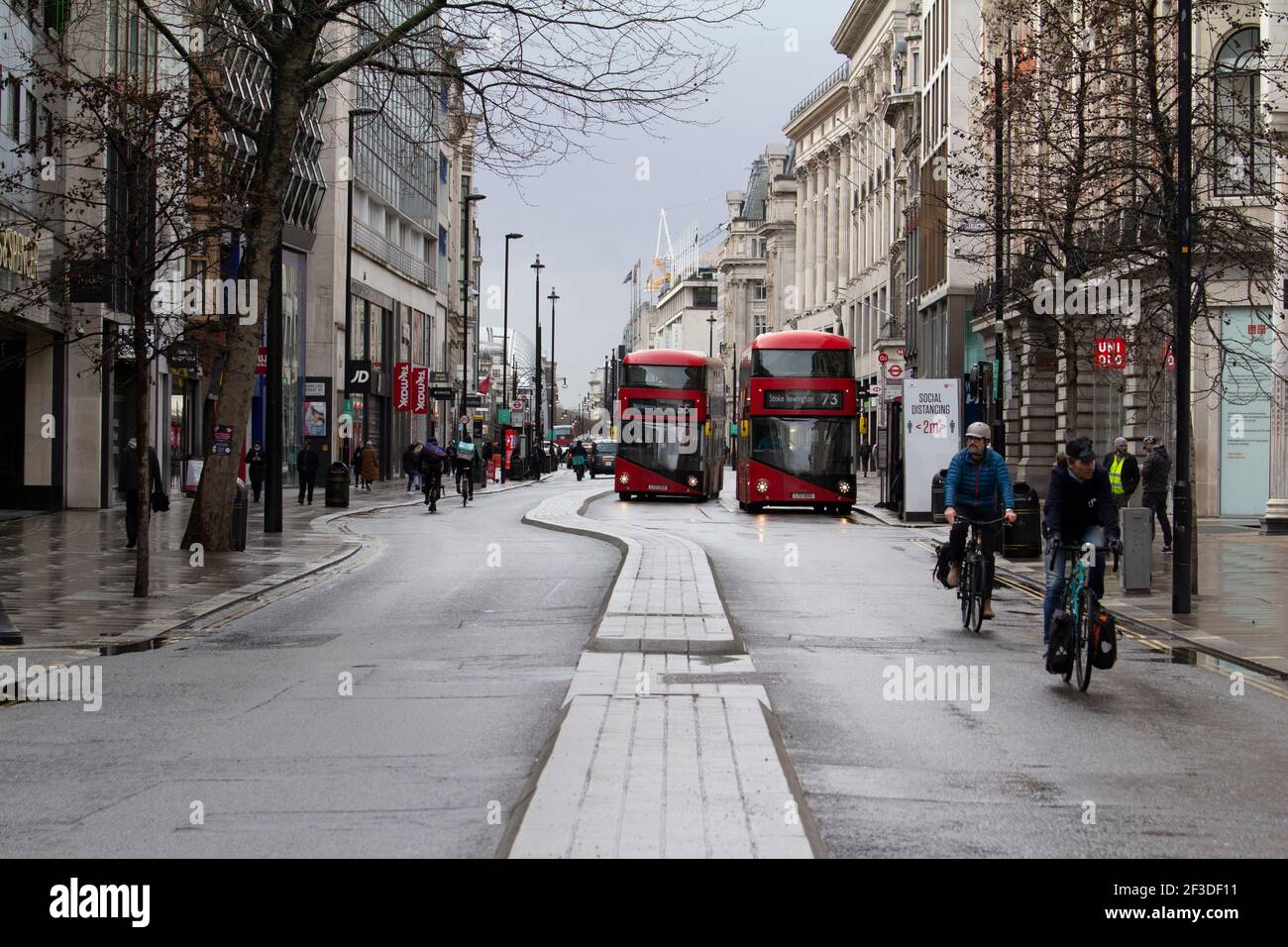 Una strada vuota insolitamente tranquilla Oxford Street durante il Coronavirus Covid-19 di Londra blocco Foto Stock