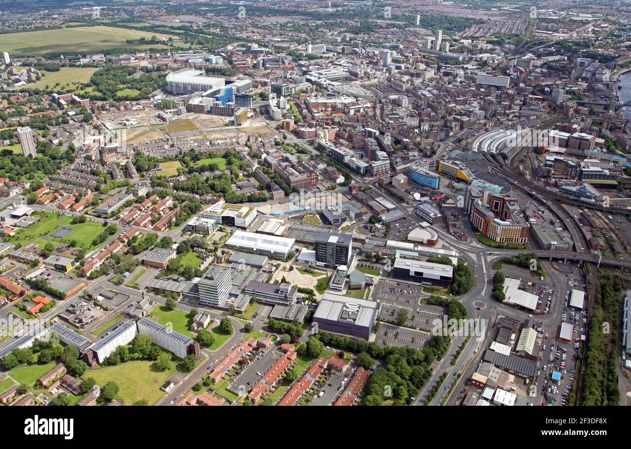 Vista aerea di Newcastle Upon Tyne che guarda ad est da Newcastle College guardando su Scotswood Road con il fiume Tyne sulla destra Foto Stock