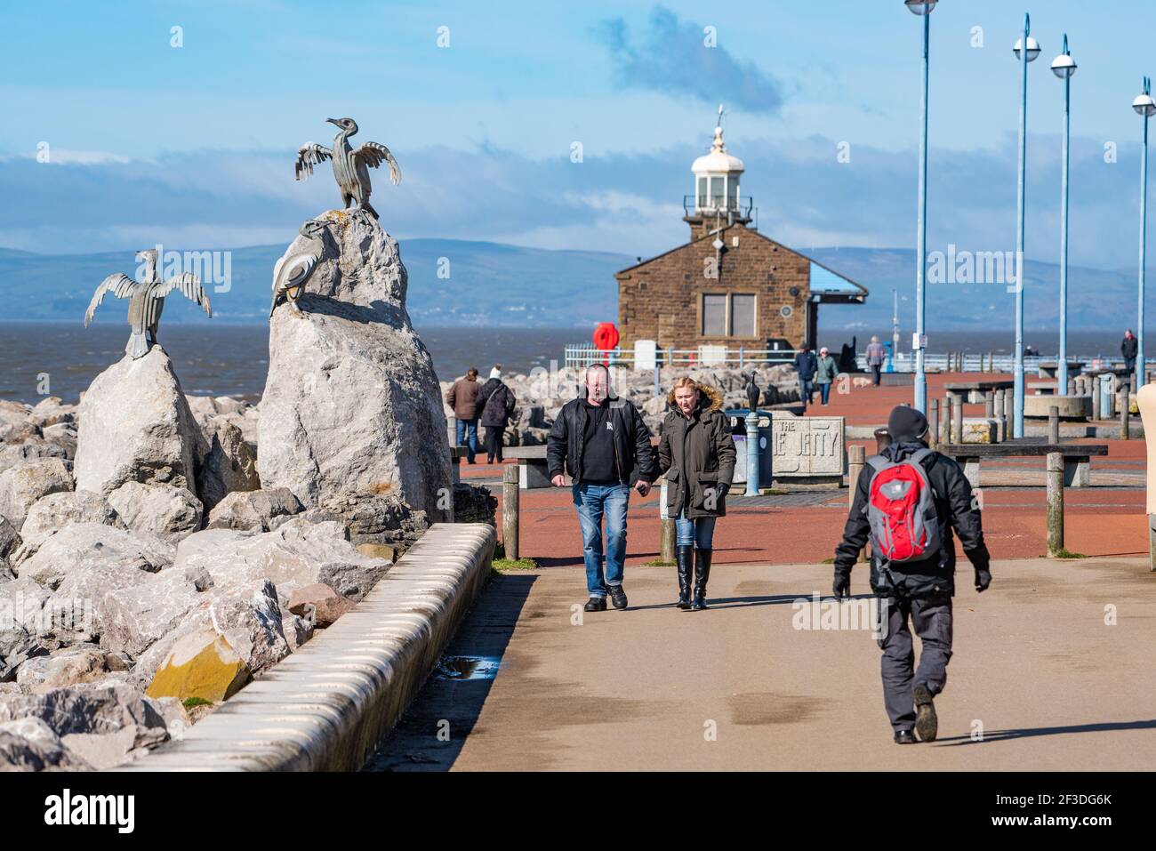 Morecambe, Lancashire, Regno Unito. 16 Marzo 2021. Una giornata di sole a Morecambe, Lancashire e il tempo perfetto per l'esercizio di blocco consentito. Credit: John Eveson/Alamy Live News Foto Stock