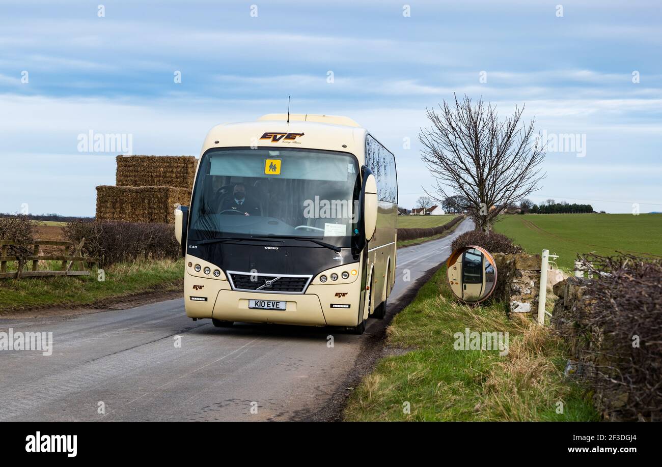 Bus scolastico su strada di campagna, Lothian orientale, Scozia, Regno Unito Foto Stock