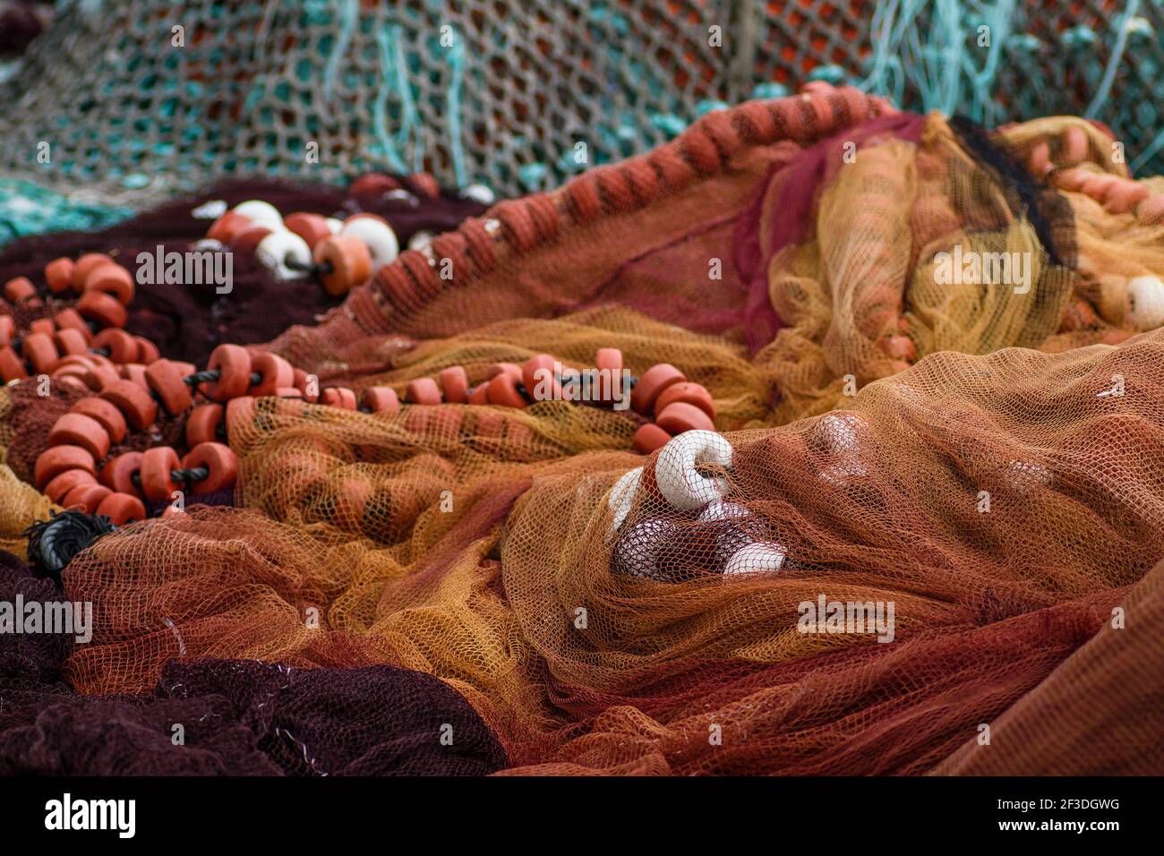Vecchie reti da pesca pile con reti e galleggianti Foto Stock