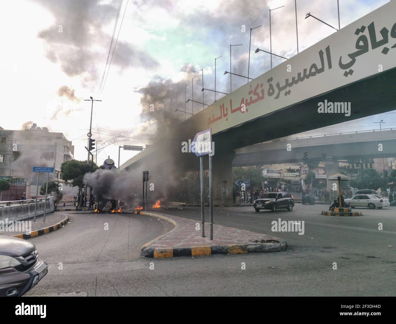 Manifestanti libanesi che bruciano pneumatici a Beirut Airport Highway tagliando il Strada in opposizione sulla crisi economica e libanese Sterlina Calo di valore Foto Stock